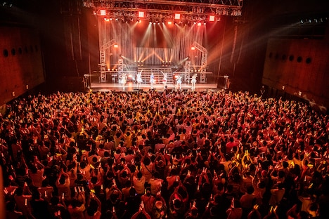 ウルトラオレンジのサイリウムで染まったZepp DiverCity TOKYO。