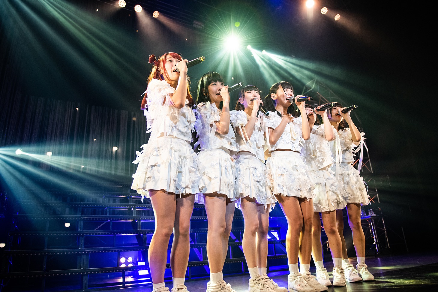 新曲「私のことを愛してくれた沢山の人達へ」を歌うでんぱ組.inc。
