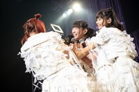 古川未鈴に抱きつくでんぱ組.incメンバー。