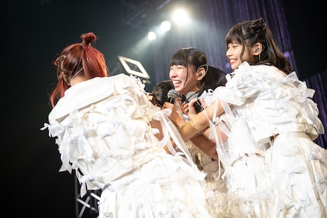 古川未鈴に抱きつくでんぱ組.incメンバー。