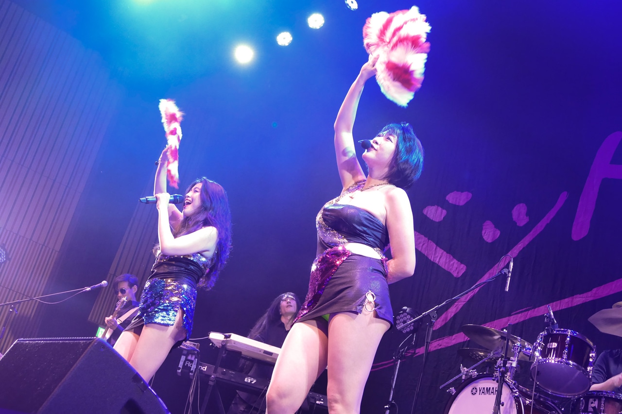 左から益子寺かおり（Vo）、中尊寺まい（Vo, G）。（Photo by NANO Media Inc. maru）
