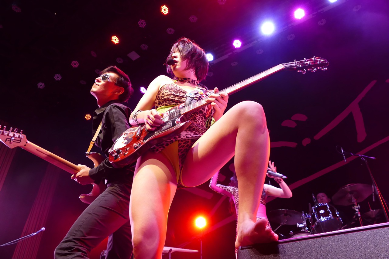 左からポリネシアン・キヨII世（G）、中尊寺まい（Vo, G）。（Photo by NANO Media Inc. maru）