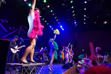 「ベッド・イン TOUR 2019『男女6人秋物語』」東京・神田明神ホール公演の様子。（Photo by NANO Media Inc. maru）