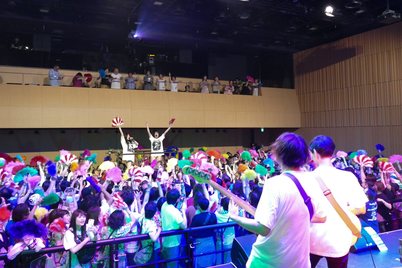 「ジュリ扇ハレルヤ」演奏中の様子。（Photo by NANO Media Inc. maru）
