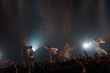 銀杏BOYZのライブの様子。（撮影：村井香）