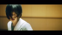 平手友梨奈「角を曲がる」ミュージックビデオより。