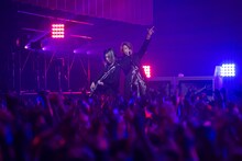 左からHISASHI（G）、TERU（Vo）。（写真提供：NHK）