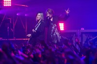 左からHISASHI（G）、TERU（Vo）。（写真提供：NHK）