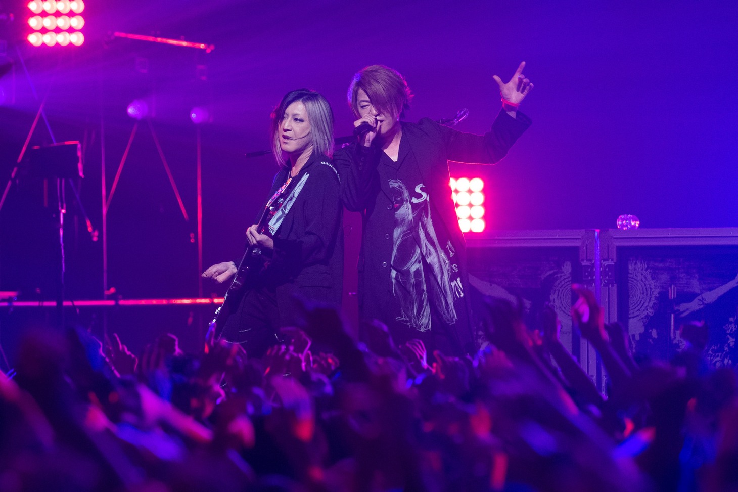 左からHISASHI（G）、TERU（Vo）。（写真提供：NHK）
