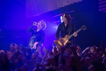 左からTERU（Vo）、TAKURO（G）。（写真提供：NHK）