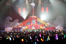 「私立恵比寿中学ようこそ秋冬ホールツアー2019～世界のみなさんおめでとうアイドルって楽しい～」東京・オリンパスホール八王子公演の様子。（撮影：中島たくみ）