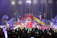 「私立恵比寿中学ようこそ秋冬ホールツアー2019～世界のみなさんおめでとうアイドルって楽しい～」東京・オリンパスホール八王子公演の様子。（撮影：中島たくみ）