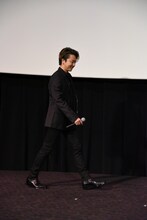 舞台挨拶に登場するTAKAHIRO。