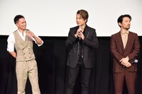 左から市原隼人、TAKAHIRO、岡田義徳。