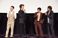 市原隼人（左端）について話すTAKAHIRO、岡田義徳、相島一之。