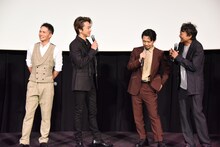 市原隼人（左端）について話すTAKAHIRO、岡田義徳、相島一之。