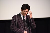 照れる前田公輝。