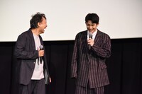 相島一之（左）にもいじられる前田公輝（右）。