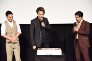 「3人の信長」仕様の特大カステラに驚く市原隼人、EXILE TAKAHIRO、岡田義徳。
