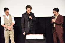 「3人の信長」仕様の特大カステラに驚く市原隼人、EXILE TAKAHIRO、岡田義徳。