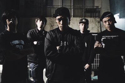 HOTOKE。中央がREIGA（Vo）、その右隣がKEISUKE（G）。