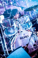 ピエール中野（Dr / シン・ガイアズ）（Photo by Masayo）