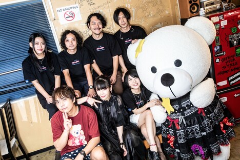 楽屋での大森靖子、シン・ガイアズ、ゆるナナちゃん。（Photo by Masayo）