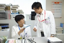 フジテレビ系「シャーロック」第1話より、岩田剛典扮する若宮潤一、中尾明慶扮する赤羽栄光。(c)フジテレビ