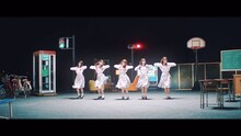 日向坂46「ママのドレス」ミュージックビデオのワンシーン。