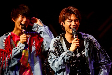 佐野勇斗と板垣瑞生。（撮影：小坂茂雄）