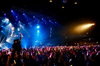 M!LKツアー東京公演の様子。（撮影：小坂茂雄）