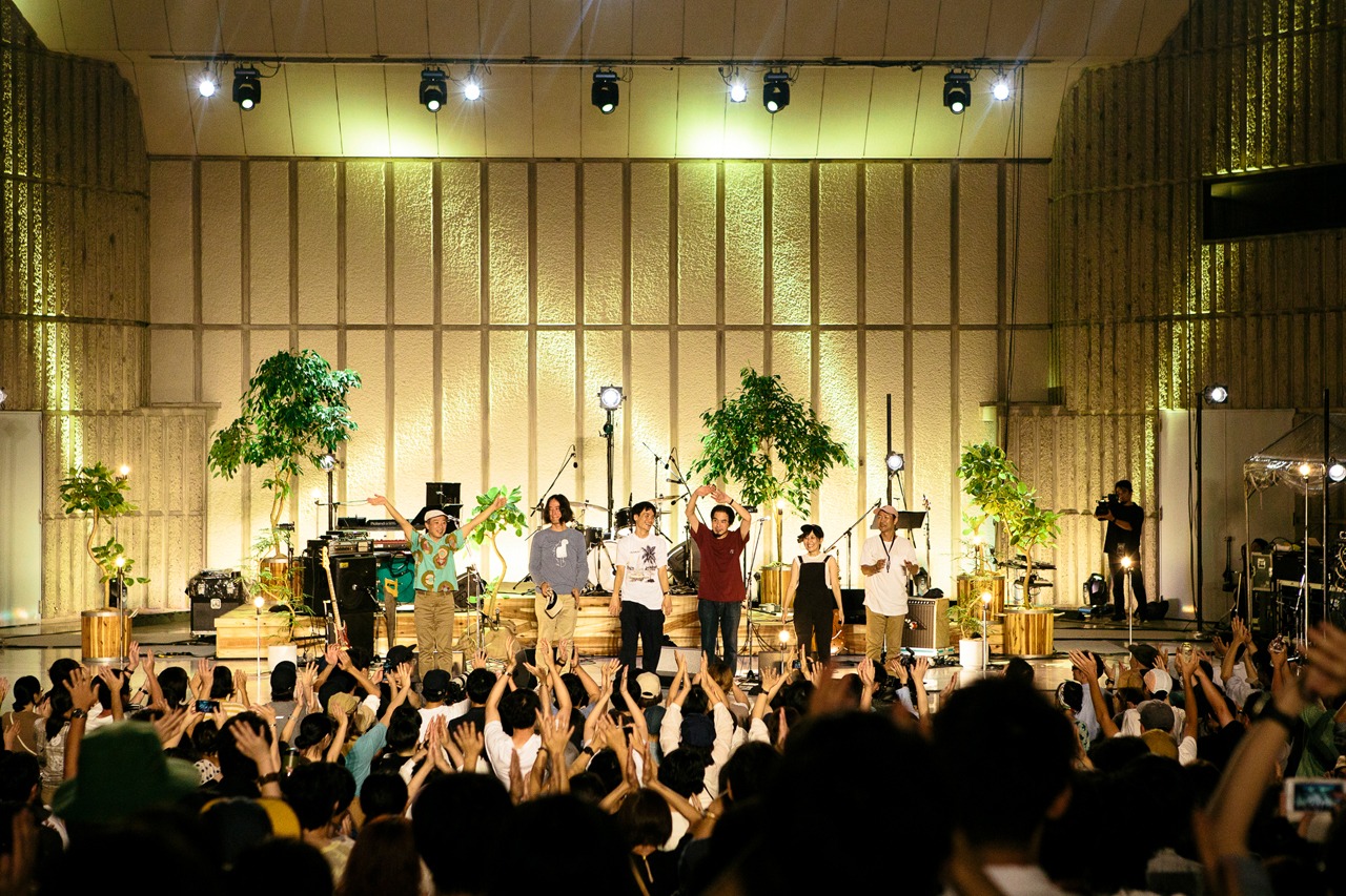 「野音でキセル 2019」ライブ本編を終え観客に挨拶をするキセルとサポートメンバー。（撮影：三浦知也）