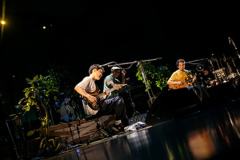 エマーソン北村（中央）を迎えパフォーマンスを行うキセル。（撮影：三浦知也）