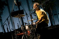 ドラムを演奏しながら歌唱する辻村豪文。（撮影：三浦知也）