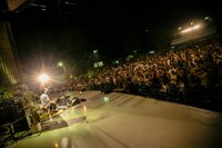 ダブルアンコールを終え拍手と歓声に包まれるキセル。（撮影：三浦知也）