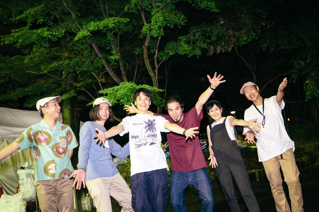 「野音でキセル 2019」終演後のキセルとサポートメンバー。（撮影：三浦知也）
