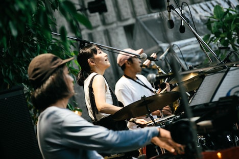 サポートメンバー。手前から野村卓史、北村ゆう子、加藤雄一郎。（撮影：三浦知也）