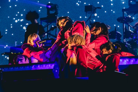 「And yet BiSH moves.」の様子。