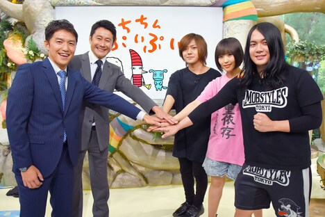 左から山中真アナウンサー、河田直也アナウンサー、ヤバイTシャツ屋さん。(c)MBS