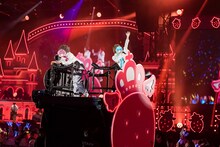 トロッコに乗るさとみ（左）ところん（右）。