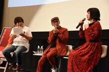 左から藤井徹貫、小田原豊、千秋。