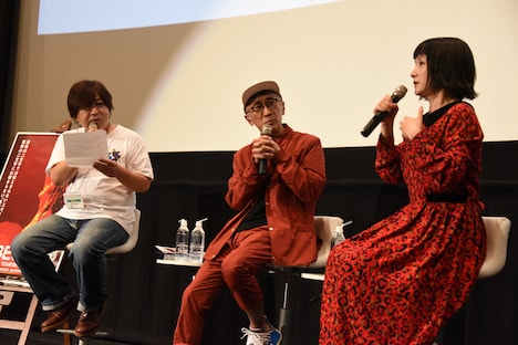 左から藤井徹貫、小田原豊、千秋。