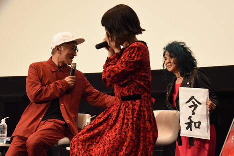 「令和」と書かれた書き初めを持って登場したNOKKO（写真右）。