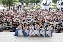 AKB48と観客の集合写真。 (c)AKS