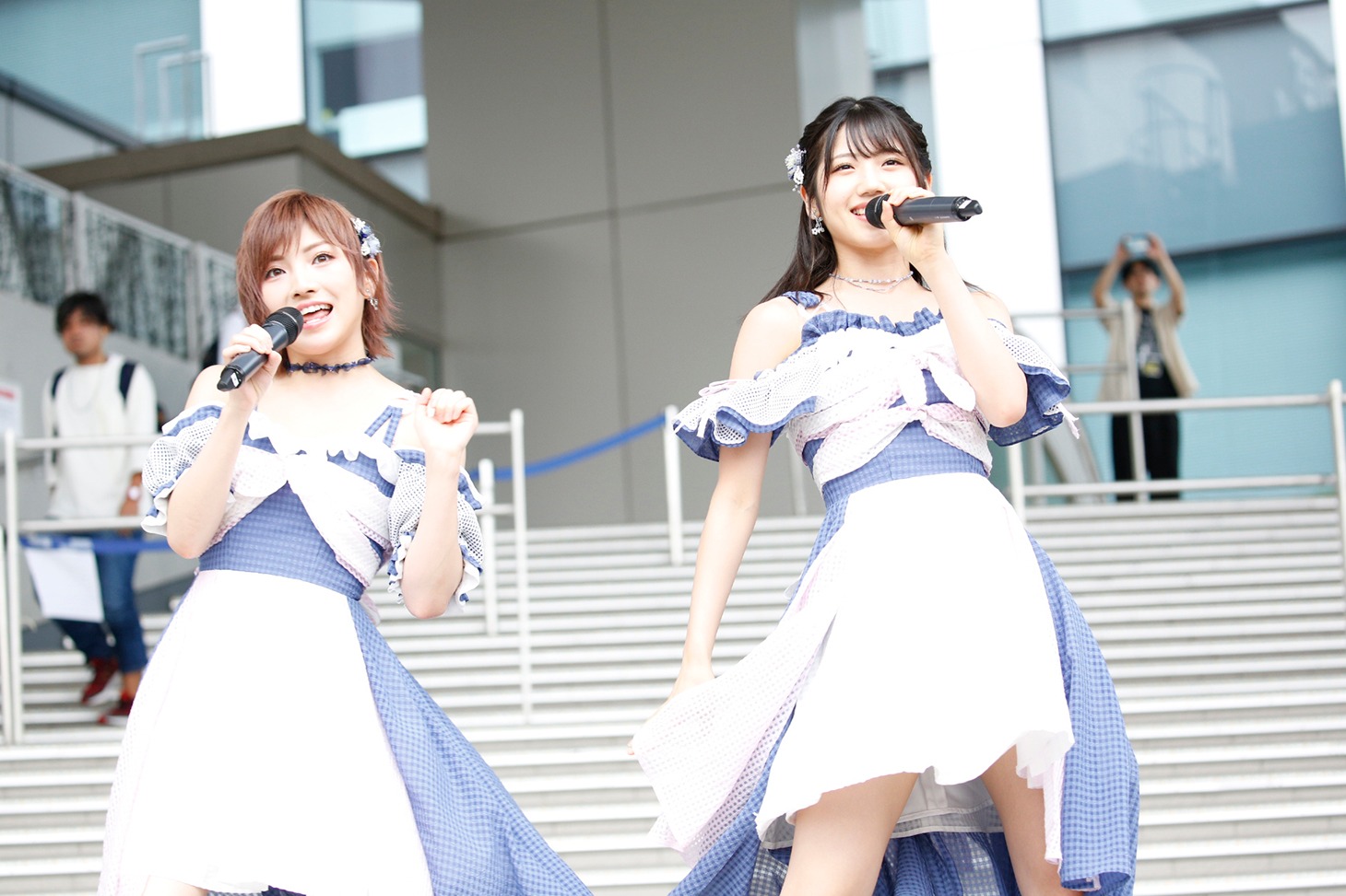左から岡田奈々、村山彩希。(c)AKS