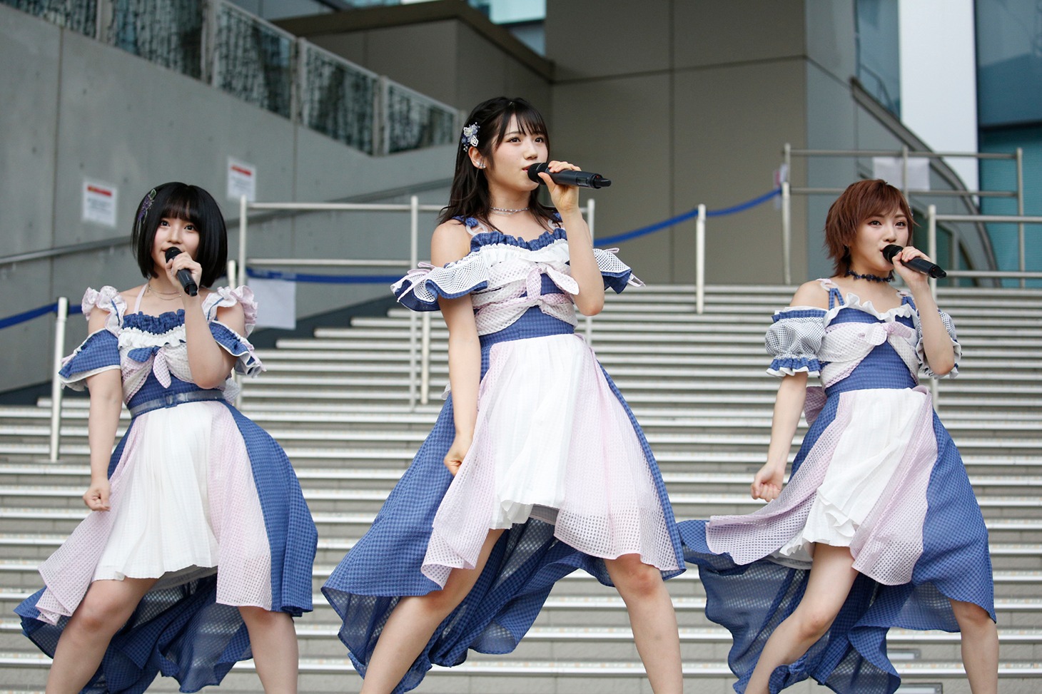 左から矢作萌夏、村山彩希、岡田奈々。(c)AKS
