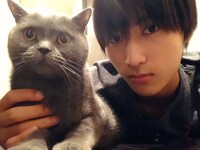飯島颯（SUPER★DRAGON）× 愛猫のクマくん