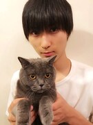 飯島颯（SUPER★DRAGON）× 愛猫のクマくん