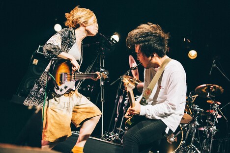 左から藤田（B）、朝日（G）。（Photo by Kana Tarumi）