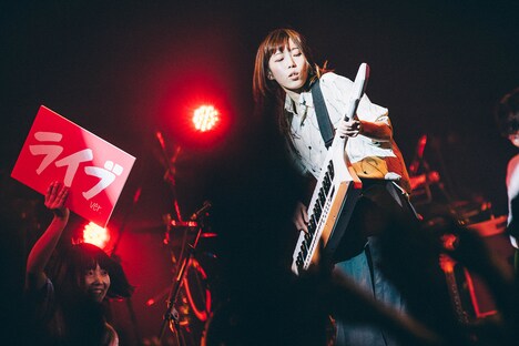 左からもっさ（Vo, G）、中村郁香（Key）。（Photo by Kana Tarumi）